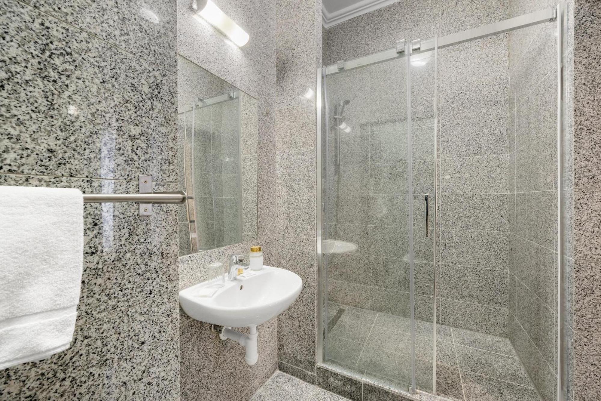 Hotel Reverie - Dependance, Check-In At Metropolitan Star Bratislava Exterior foto