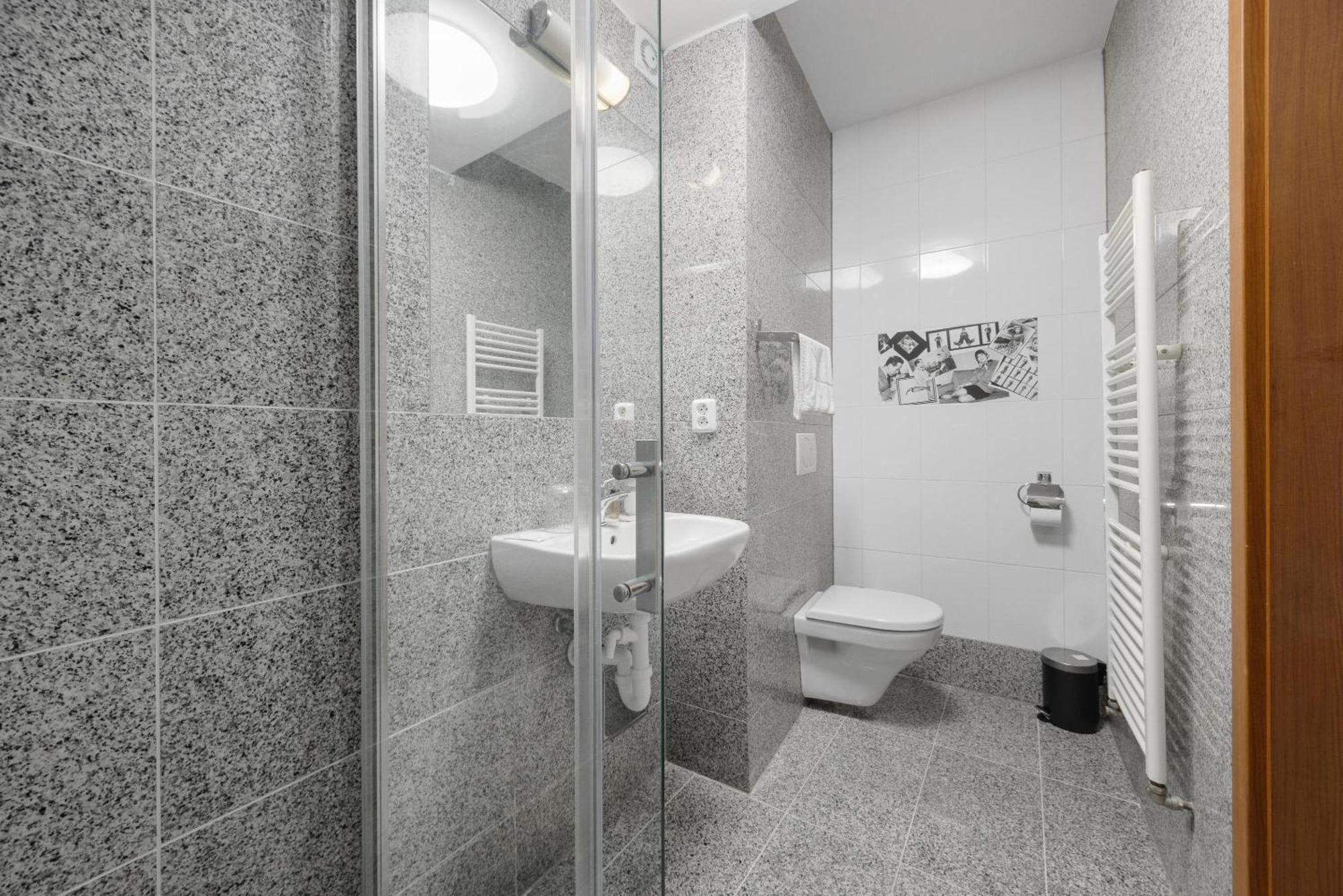 Hotel Reverie - Dependance, Check-In At Metropolitan Star Bratislava Exterior foto