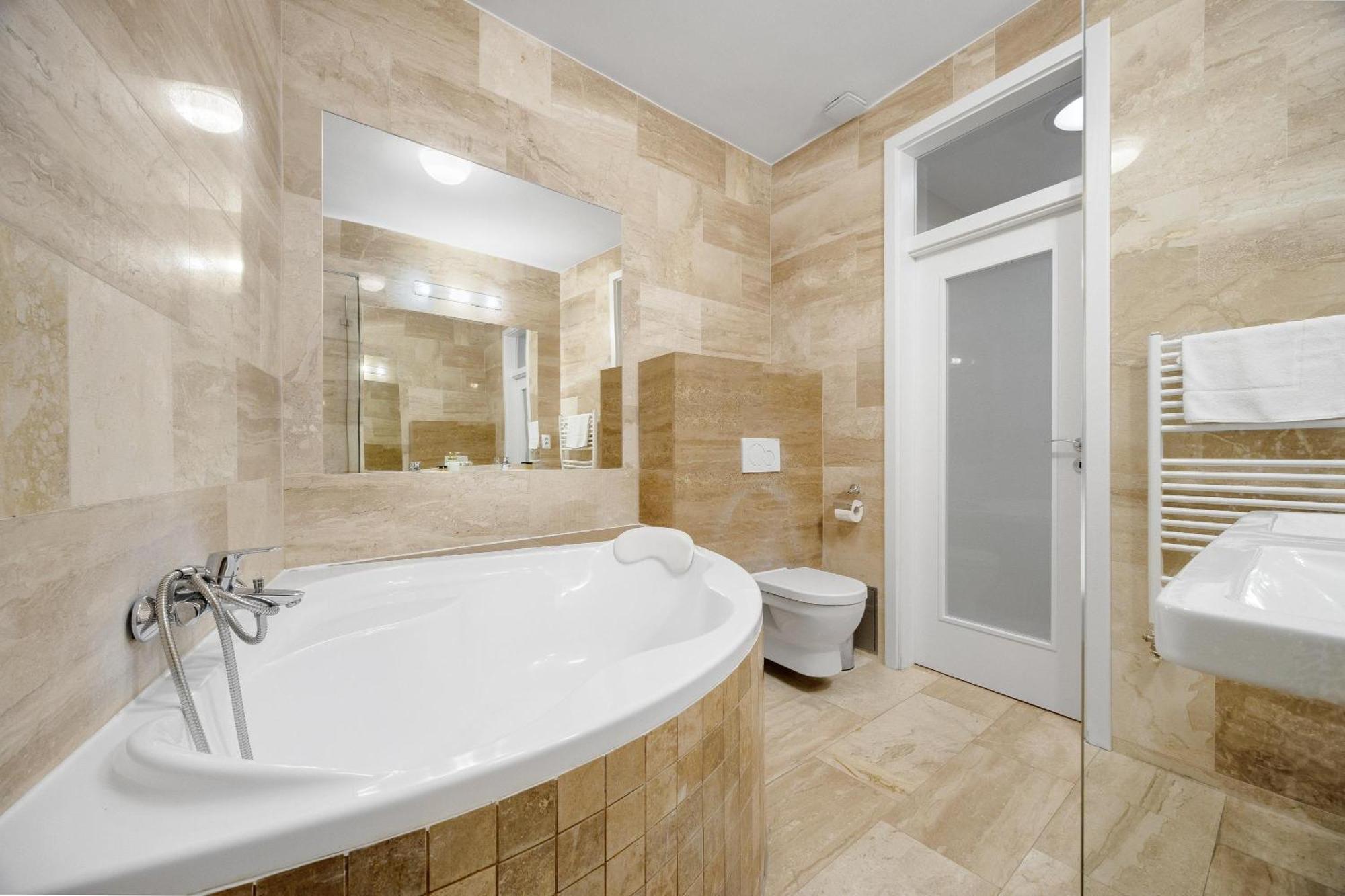 Hotel Reverie - Dependance, Check-In At Metropolitan Star Bratislava Exterior foto