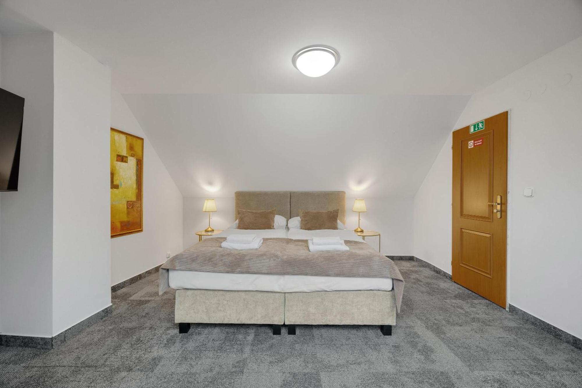 Hotel Reverie - Dependance, Check-In At Metropolitan Star Bratislava Exterior foto