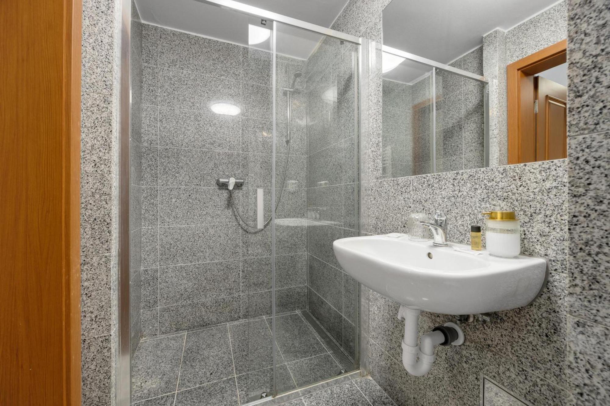 Hotel Reverie - Dependance, Check-In At Metropolitan Star Bratislava Exterior foto